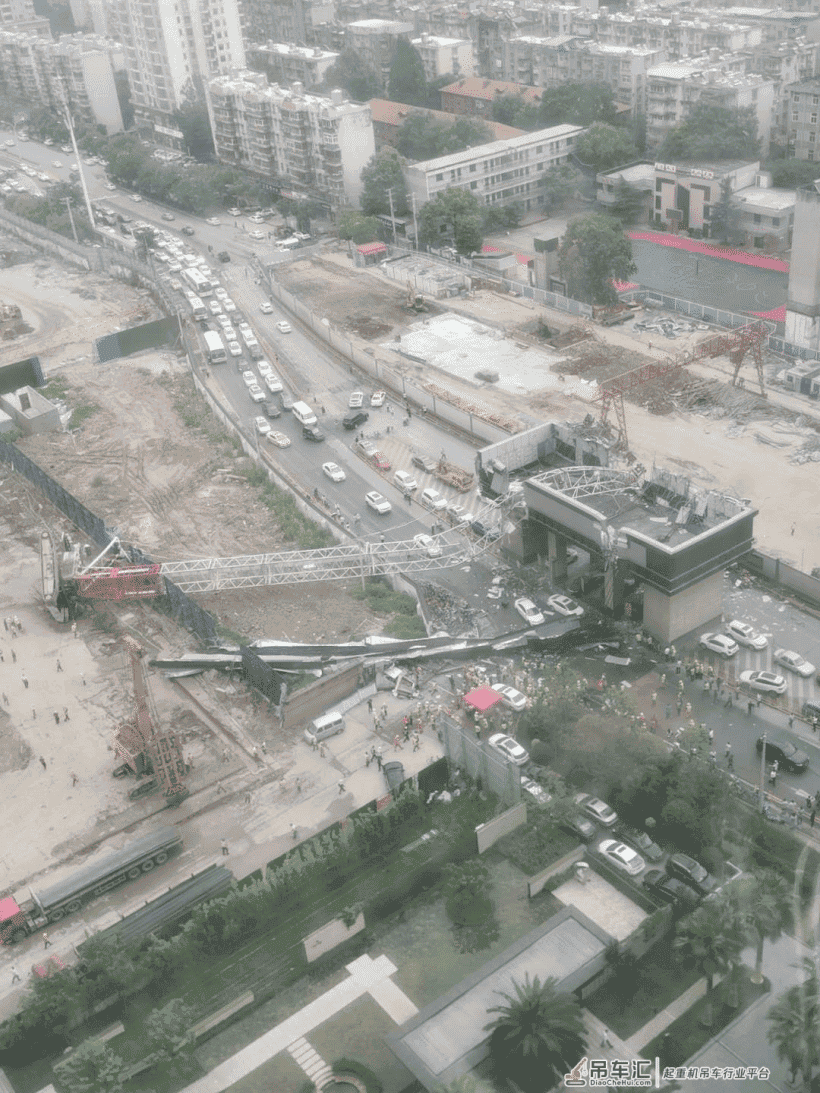 350吨翻车横跨闹市，吊钢筋笼引发严重事故...