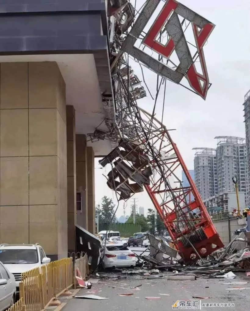 350吨翻车横跨闹市，吊钢筋笼引发严重事故...