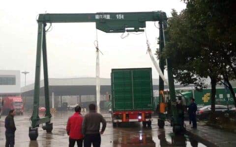 轮胎式龙门吊和轨道式龙门吊的区别