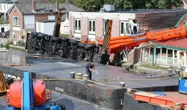 「重大事故回顾」700吨和400吨的相继翻车,这损失有多大?