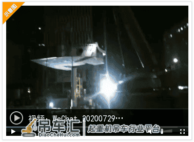 万达人行过街天桥建完成首块钢梁吊装施工