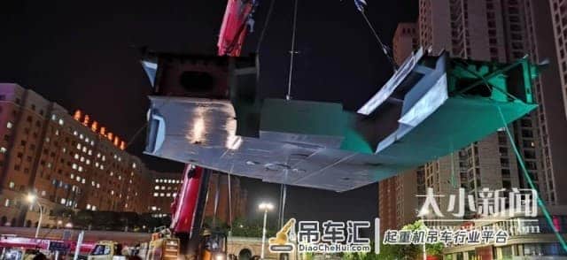 万达人行过街天桥建完成首块钢梁吊装施工