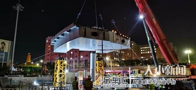 万达人行过街天桥建完成首块钢梁吊装施工