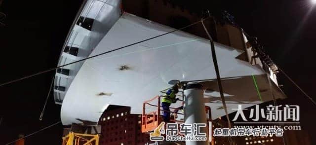 万达人行过街天桥建完成首块钢梁吊装施工