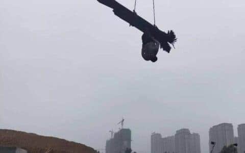 又见塔吊吊物带人！说了100遍的信号工！