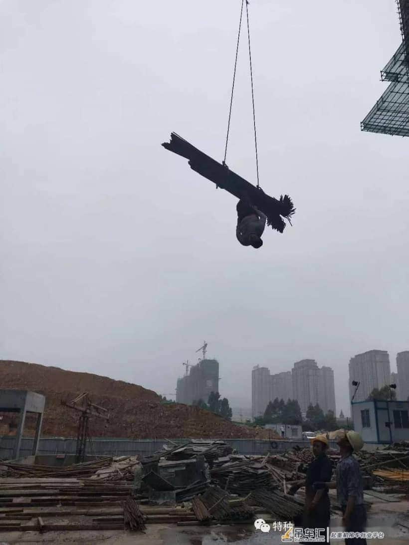 又见塔吊吊物带人!说了100遍的信号工!