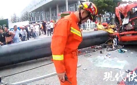 数十米长的吊车吊臂突然断裂，路过货车被砸中……