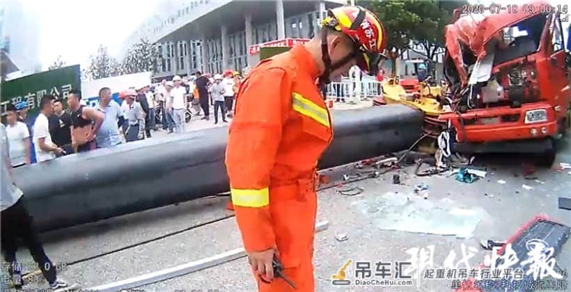 数十米长的吊车吊臂突然断裂，路过货车被砸中……
