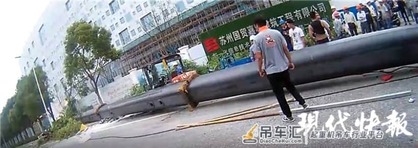 数十米长的吊车吊臂突然断裂,路过货车被砸中……
