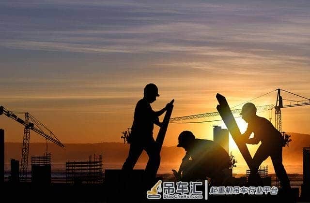真实案例丨塔吊司机施工中玩手机，造成严重后果