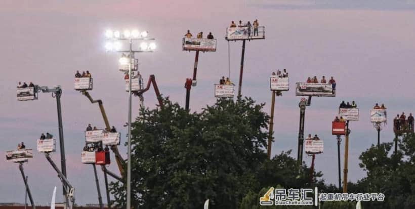 因社交距离限制 波兰狂热赛车粉丝租起重机看比赛