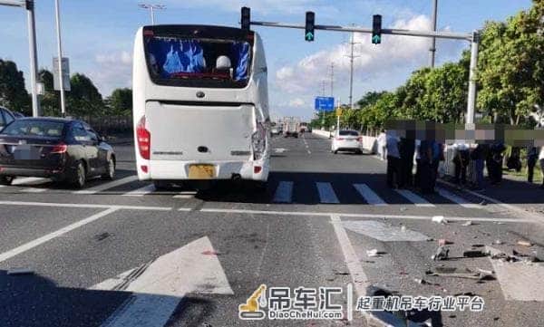 大巴珠海大道送员工遭吊车猛撞！老司机右脚一松救了一车人命
