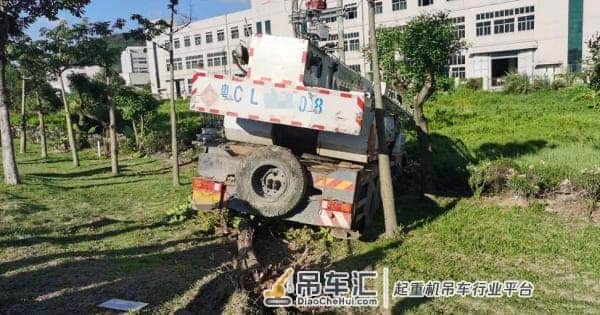 大巴珠海大道送员工遭吊车猛撞!老司机右脚一松救了一车人命
