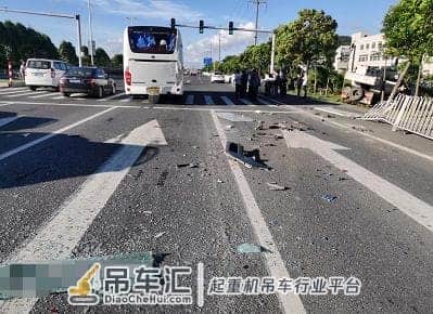 大巴珠海大道送员工遭吊车猛撞!老司机右脚一松救了一车人命