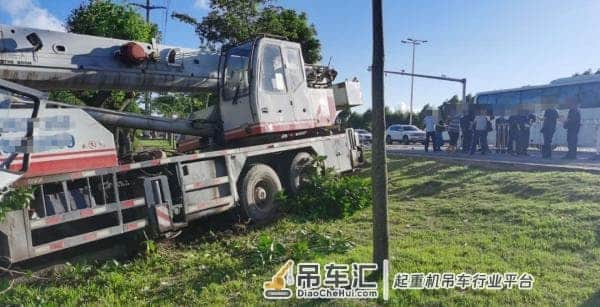 大巴珠海大道送员工遭吊车猛撞!老司机右脚一松救了一车人命