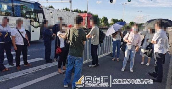 大巴珠海大道送员工遭吊车猛撞!老司机右脚一松救了一车人命