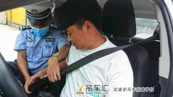 大巴珠海大道送员工遭吊车猛撞!老司机右脚一松救了一车人命