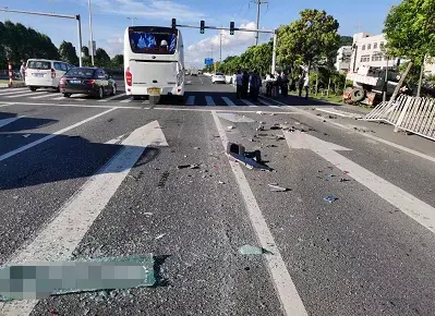 珠海30多吨吊车晚高峰撞飞员工班车!敬业老司机“下意识”动作救下一车人命!