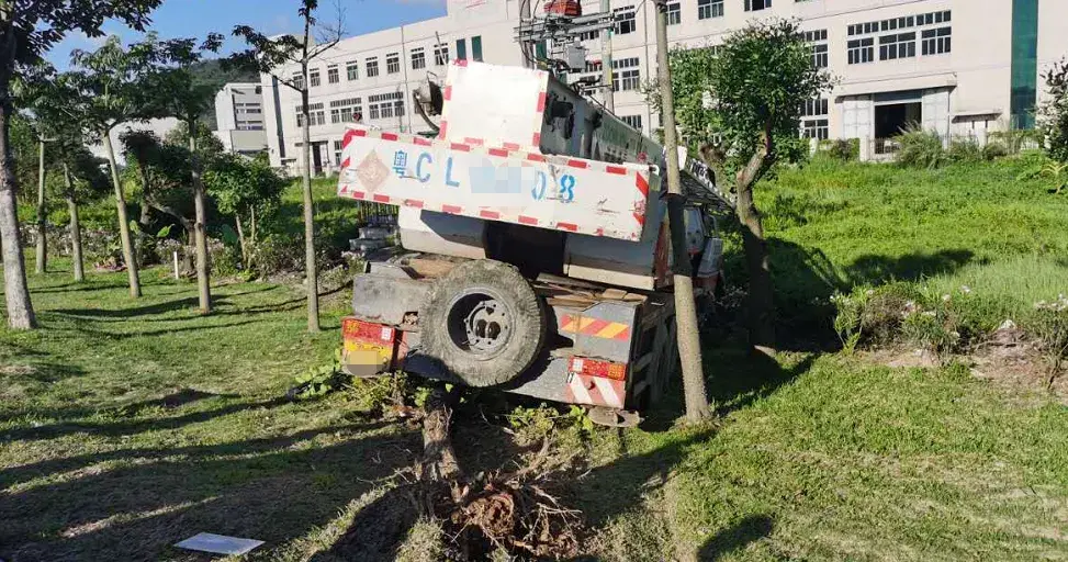 珠海30多吨吊车晚高峰撞飞员工班车!敬业老司机“下意识”动作救下一车人命!