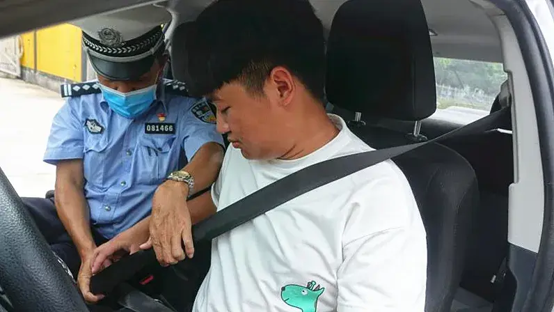 珠海30多吨吊车晚高峰撞飞员工班车!敬业老司机“下意识”动作救下一车人命!