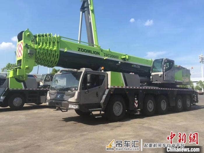 中联重科200吨全地面汽车起重机出口卡塔尔 中东高端市场新突破