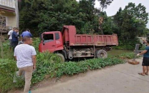 突发，邵东一货车开进小池塘  塞车达近个小时