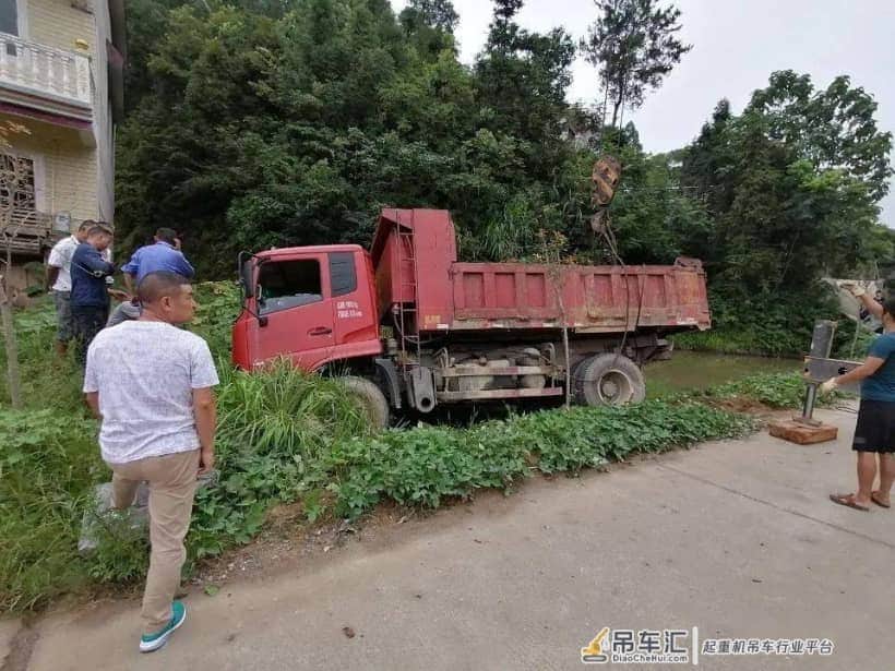突发，邵东一货车开进小池塘  塞车达近个小时