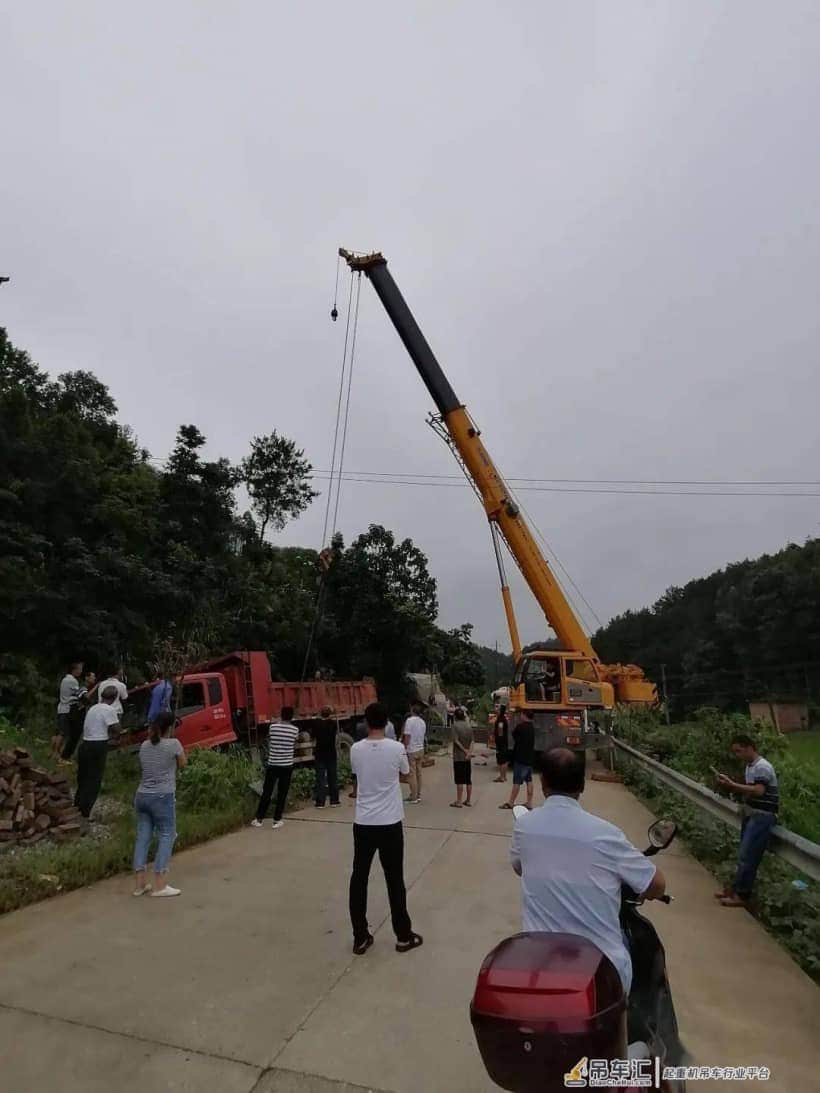 突发,邵东一货车开进小池塘 塞车达近个小时