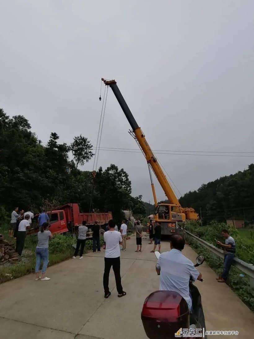 突发,邵东一货车开进小池塘 塞车达近个小时