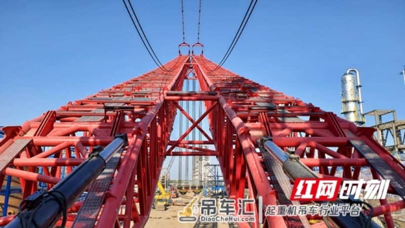 三一重工4000吨履带式起重机首吊成功
