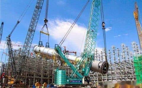 长庆乙烷制乙烯项目部脱乙烷塔一次吊装成功