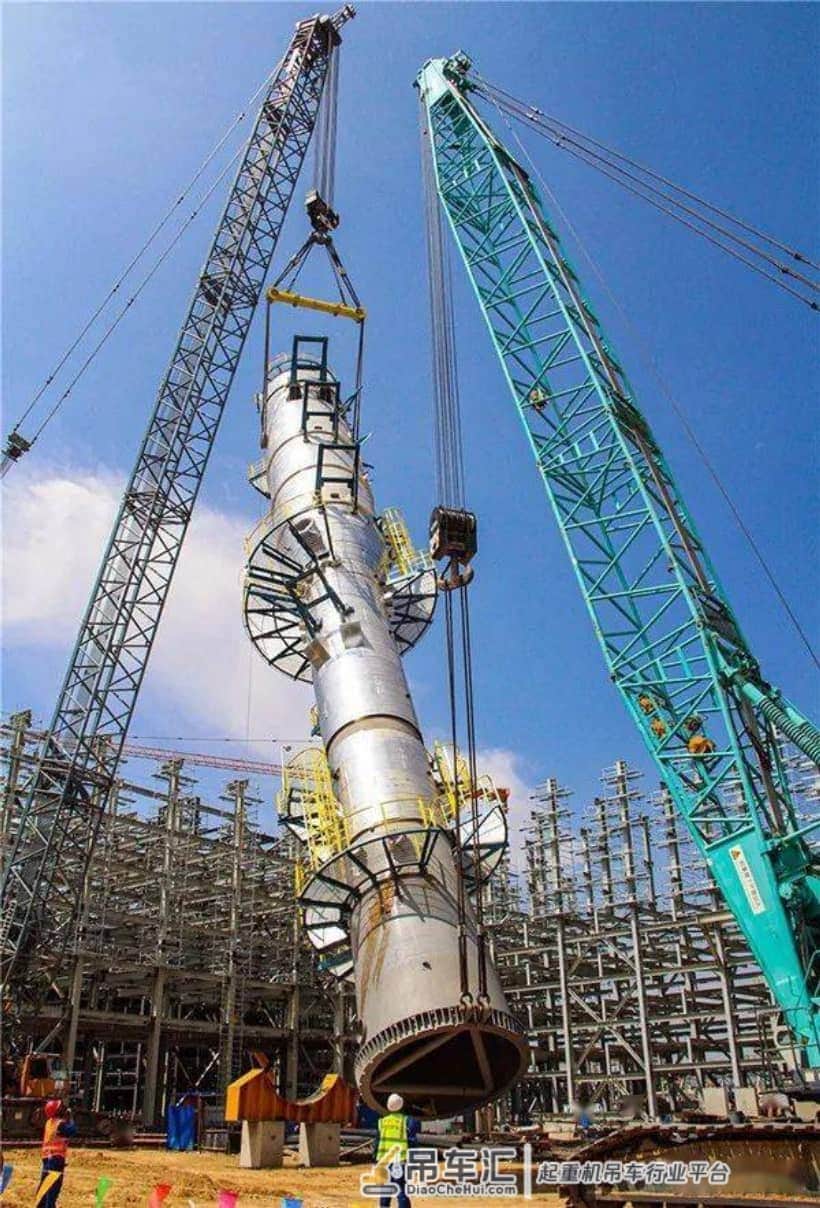 长庆乙烷制乙烯项目部脱乙烷塔一次吊装成功
