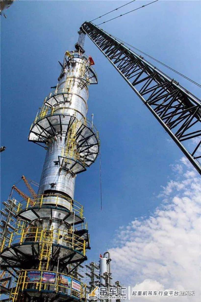 长庆乙烷制乙烯项目部脱乙烷塔一次吊装成功