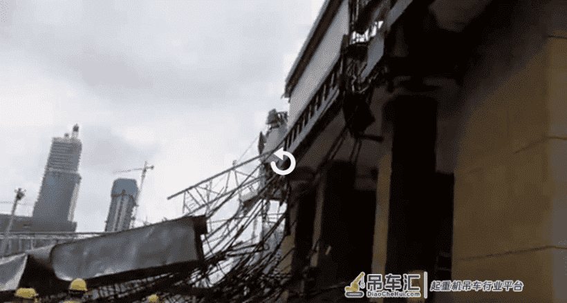 突发!武汉一工地发生履带吊倒塌事故,有人受伤!