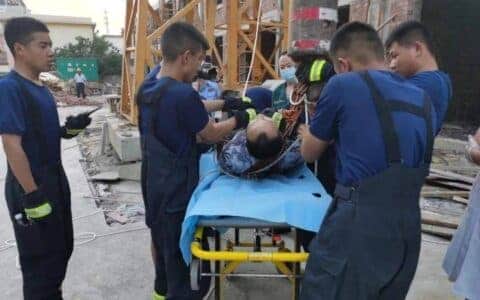 近30米高的塔吊上，枣庄这男司机中暑被困操作台