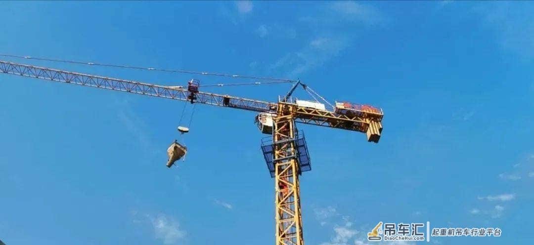 近30米高的塔吊上,枣庄这男司机中暑被困操作台