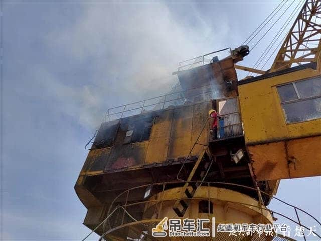 警惕！码头吊机突然失火，因高温焊条引燃废油