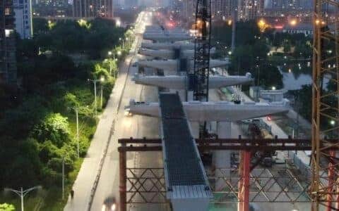 重59.75t，绍兴越东路智慧快速路项目首跨叠合梁成功吊装