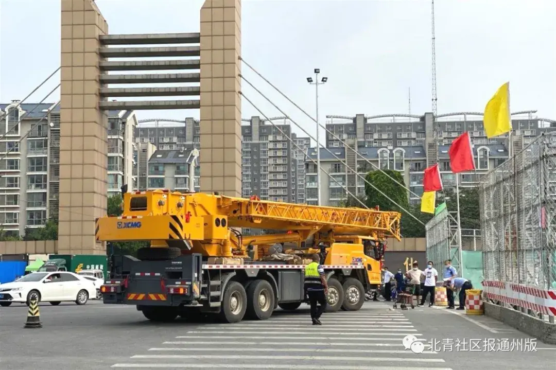 触目惊心!通州世纪星城门前路口,大型起重车撞倒过路行人