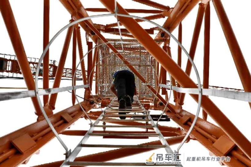 每天爬55米塔吊往返3次,深圳九零后女塔吊司机咋干上这一行?