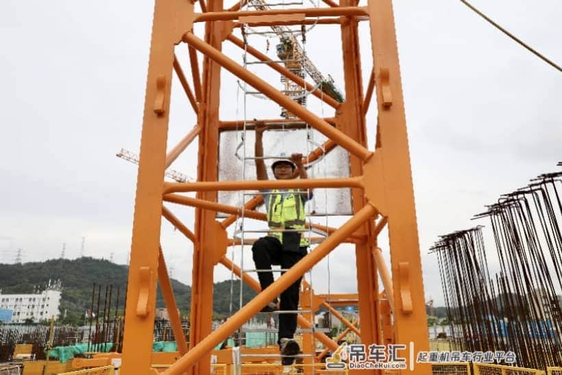 每天爬55米塔吊往返3次,深圳九零后女塔吊司机咋干上这一行?