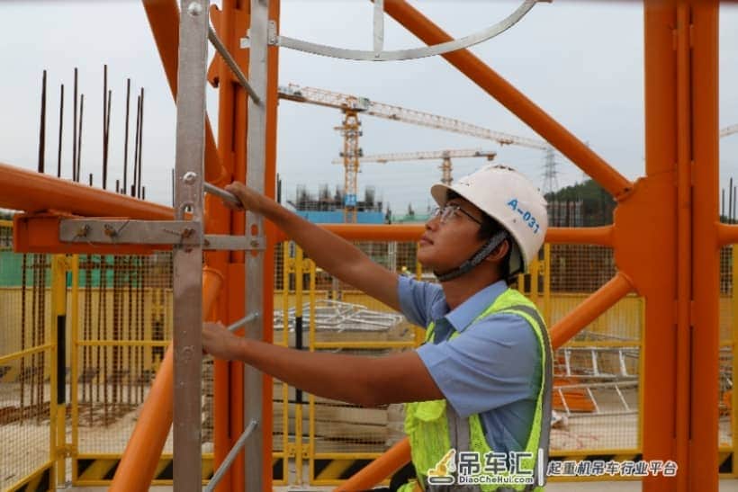 每天爬55米塔吊往返3次,深圳九零后女塔吊司机咋干上这一行?
