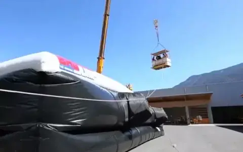 吊车上的极限运动，干这活先签免责协议…