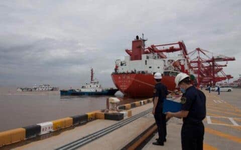 10台超大轨道吊到港，上海这个最大港口每年将能多装卸100万标箱集装箱