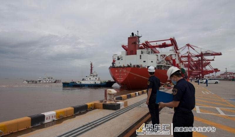 10台超大轨道吊到港，上海这个最大港口每年将能多装卸100万标箱集装箱
