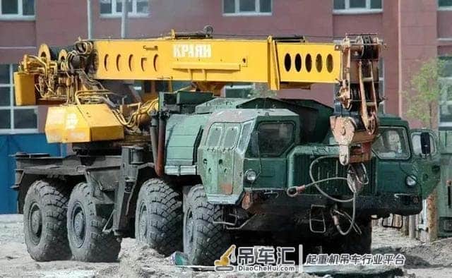 世界军用拖车系列八四：是导弹拖车？是吊车？不！是飞毛腿牌吊车