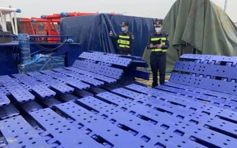 千吨级“巨无霸”登轮，中国出口最大起重机从吴淞起航