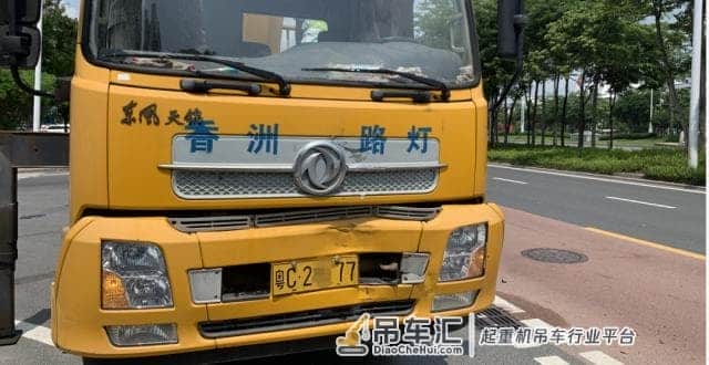 小车被撞四脚朝天!对方司机竟当场把车吊起!看呆路人