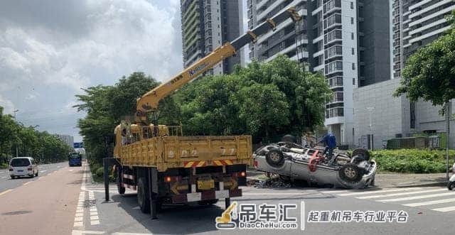 小车被撞四脚朝天!对方司机竟当场把车吊起!看呆路人