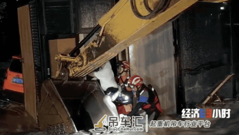 四川冕宁暴雨引发山洪!无人机、大吊车上阵!一场应急救援的生死较量→